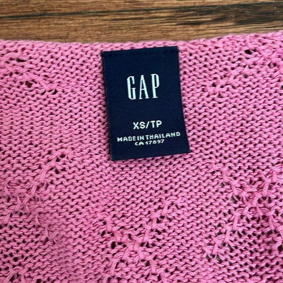 NWOT Women’s Gap size xs shrug w/sleeves. Beautiful pink shade. Ties in front. - Picture 2 of 7